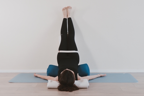 Comment pratiquer la posture restauratrice du yoga Viparita Karani